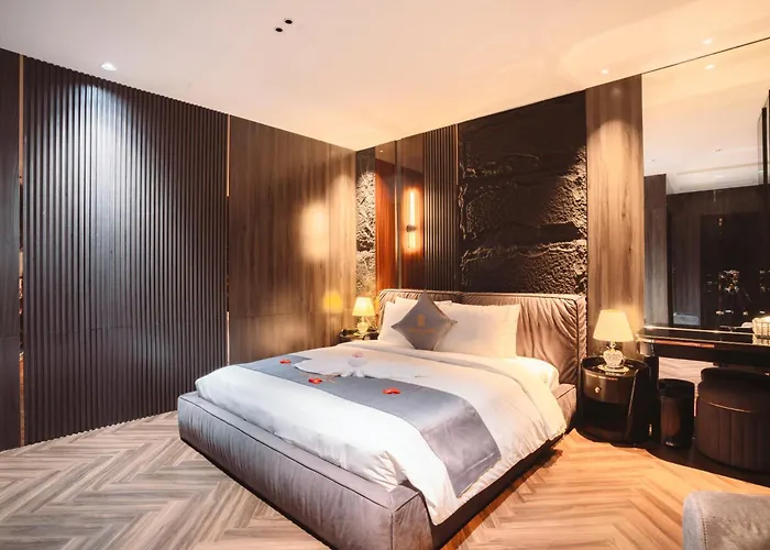 Hotel H T C *