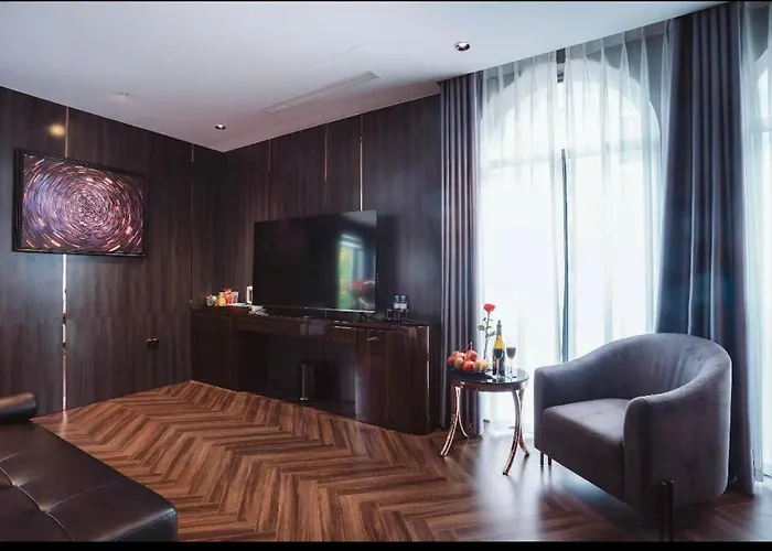 Hotel H T C
